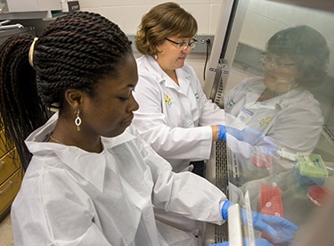 Queenster Nartey ’16 and Shannon Hinsa-Leasure in the lab