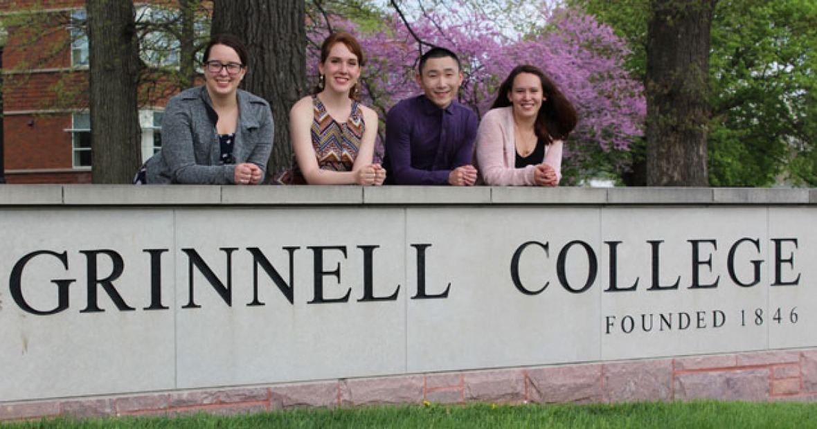 Fulbright students in front of Grinnell sign