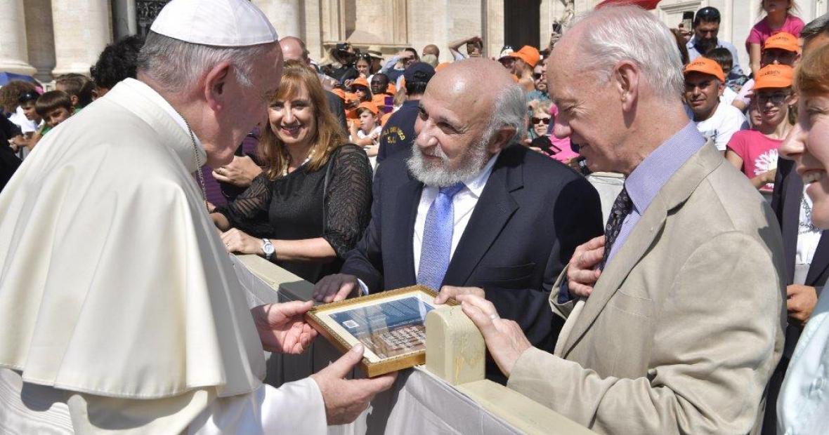 Professor Harold Kasimov presenting plaque to Pope Francis
