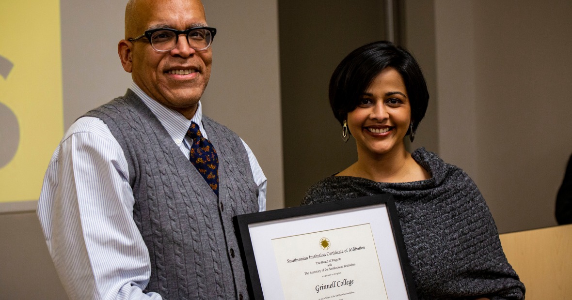 Ruki Neuhold-Ravikumar presents President Raynard Kington the Smithsonian Affiliate certificate.