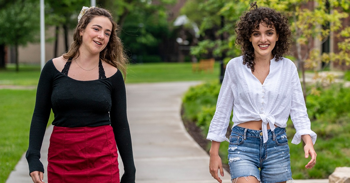 Lauren Miller ’21 and Antonella Diaz ’23 walking on campus