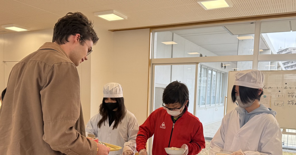 Sixth-graders serve school lunch to Henry Loomis, ’25
