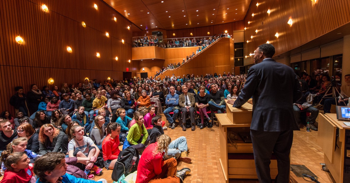 Students pack JRC 101 for a Rosenfield lecture