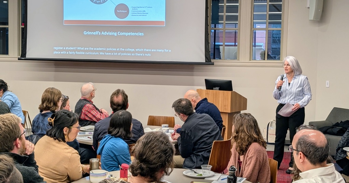 Joyce Stern facilitates a discussion of advising at Grinnell