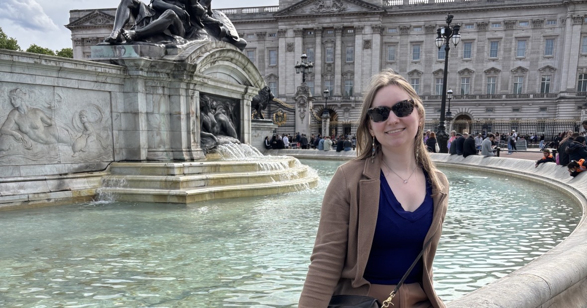 Laura Kiely '24 at Buckingham Palace