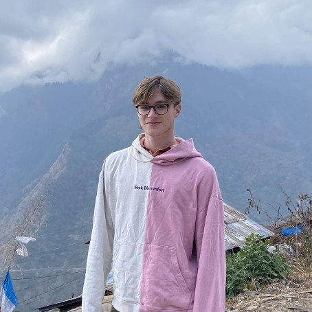 Ilem Leisher ’26 smiles for a headshot