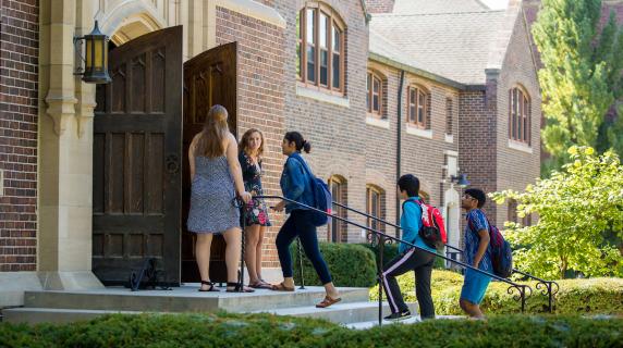 students walk into Herrick Chapel