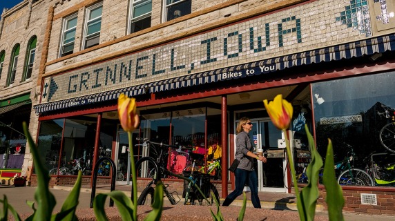 Tulips in front of storefront with Grinnell, Iowa written in tile