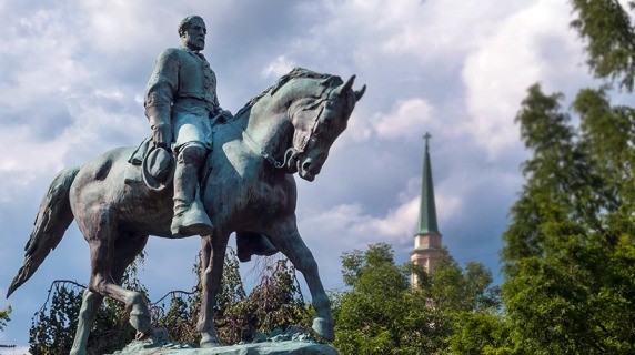 Statue of Robert E. Lee on a horse