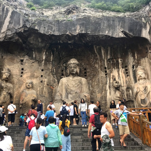 Students visit statues in China