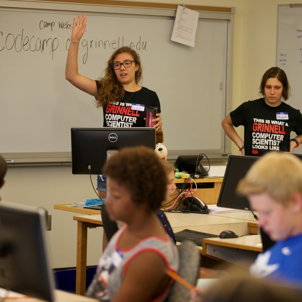 Grinnell College students teach middle school students
