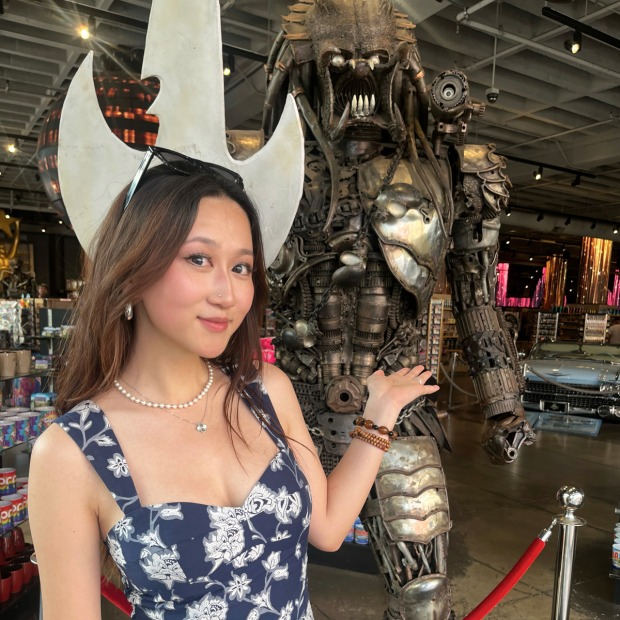 Dorothea Qin posing infront of statue