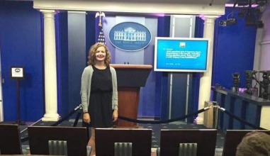 Emma Lange ’16 in White House press room
