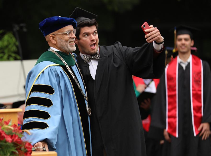 Grad takes selfie with President Kington