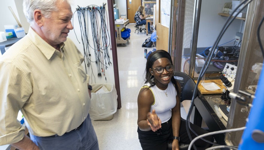 Professor Clark Lindgren and alumna Essi Adokou collaborate in a neuroscience lab at Grinnell College.