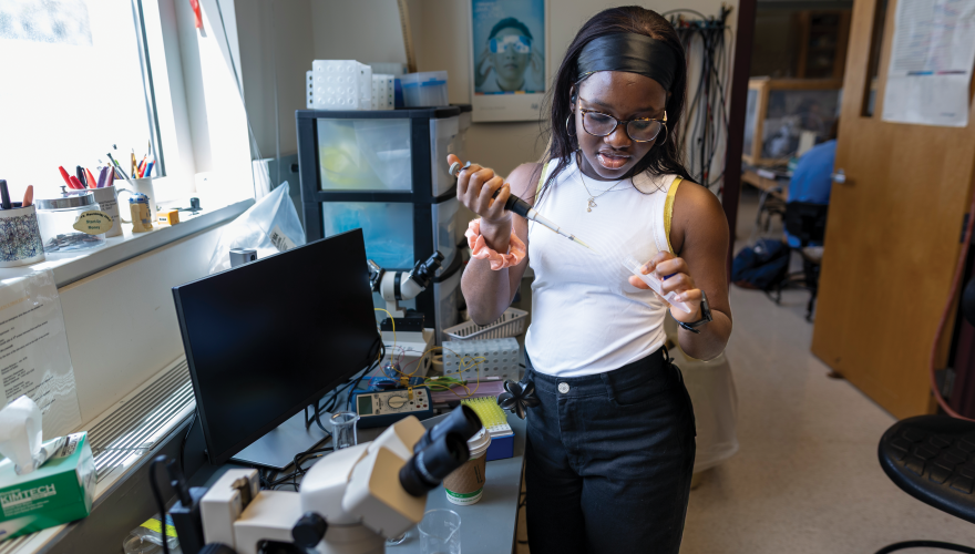 Essi Adokou in the lab