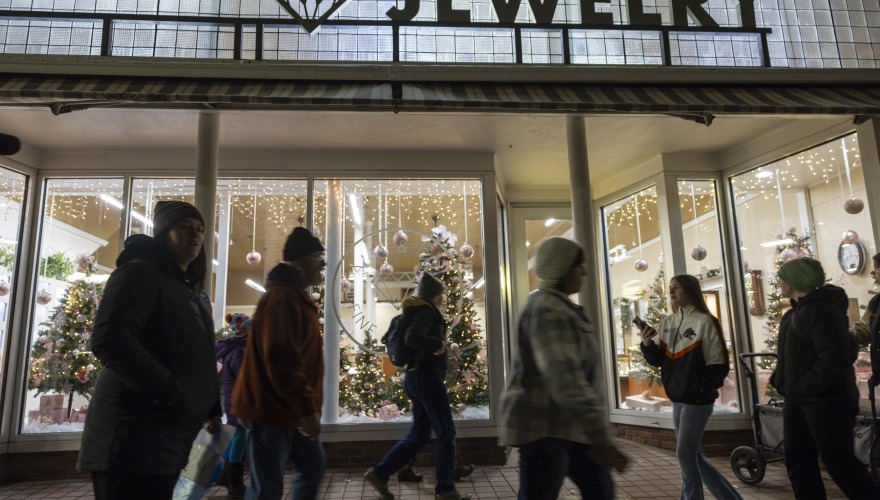 Bills Jewlery people walking by