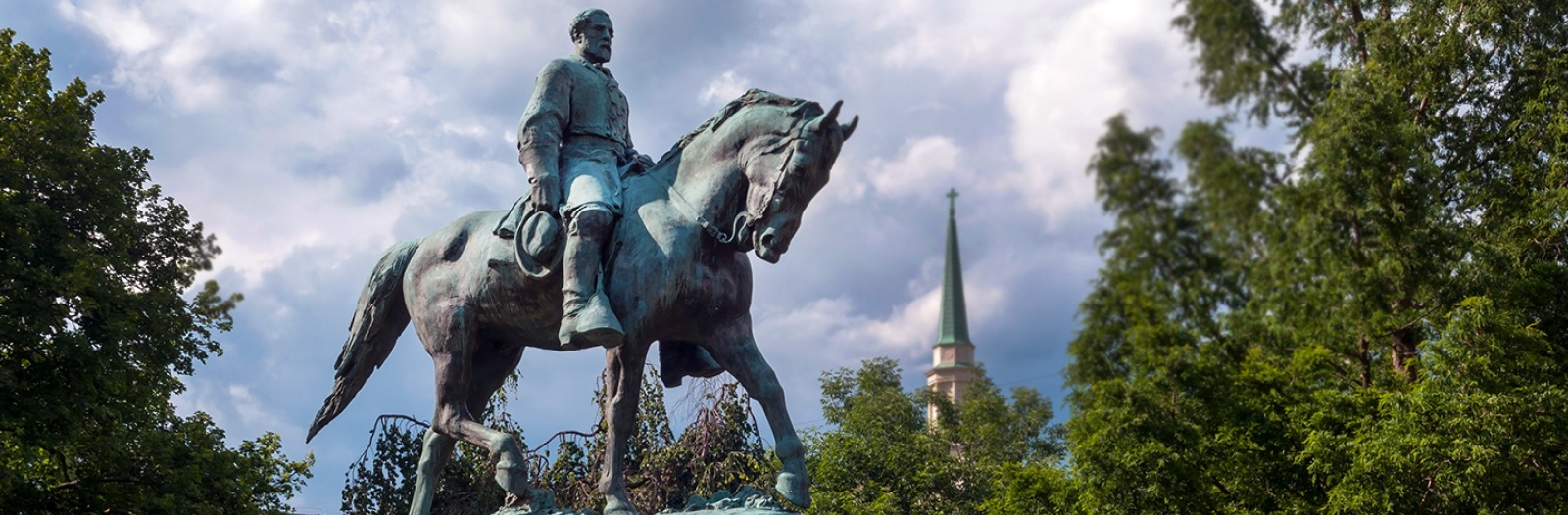 Statue of Robert E. Lee on a horse