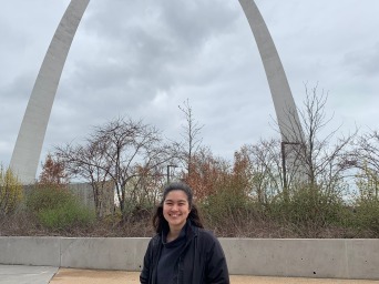 Student in front of st louis arch