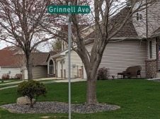 Grinnell Ave street sign