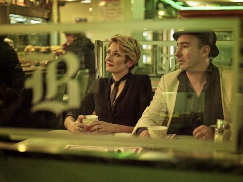 Singers of jazz group The Hot Sardines sit in a diner