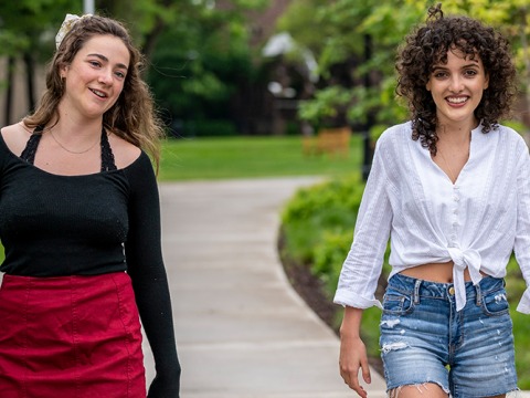Lauren Miller ’21 and Antonella Diaz ’23 walking on campus