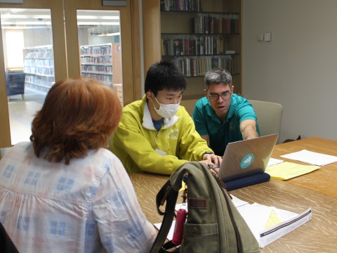 Grinnell student and VITA volunteer help a taxpayer with taxes