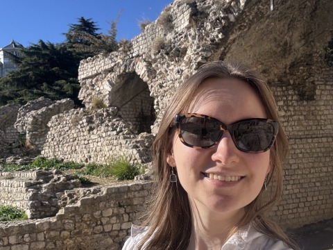 Laura Kiely '24 among some Roman ruins.