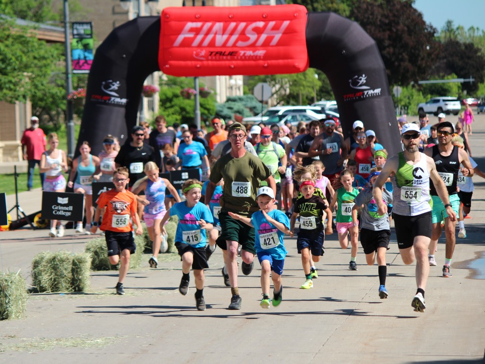 people running in a 5K