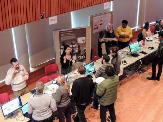 Attendees examine various exhibits at the 2018 Digital Liberal Arts Teaching Fair