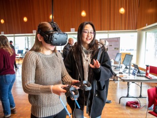 Students use virtual reality set