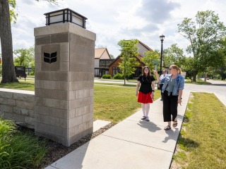 Addison Smith (left) with Assistant Director of Admission Emma O’Polka Armah, ’12 touring the Grinnell College Campus