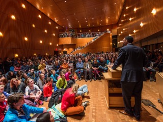 Students pack JRC 101 for a Rosenfield lecture
