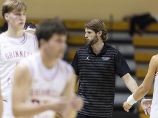Jeff Smith giving players high fives on court