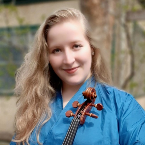 Claire Davis ’22 with viola