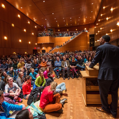 Students pack JRC 101 for a Rosenfield lecture