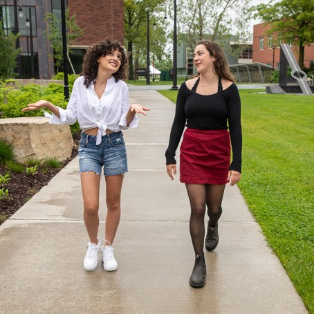 Antonella Diaz ’23 and Lauren Miller ’21 walking on campus