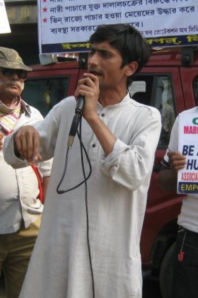 Shafiq Khan addresses a crowd at a march in India